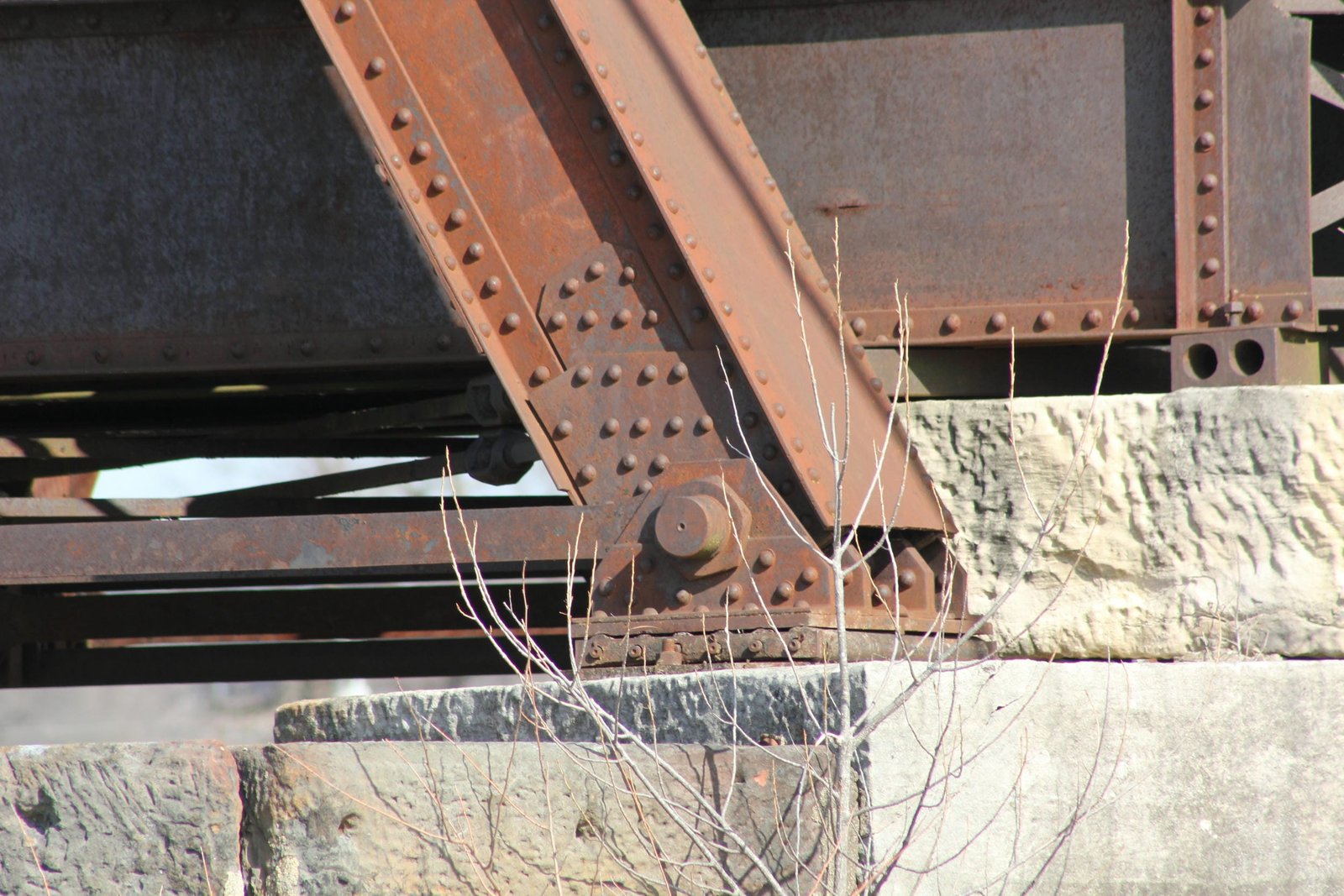 Lower angle connection